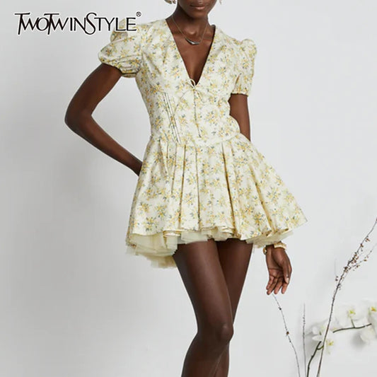 Langes Damen-Patchwork-Kleid mit Rüschen und Falten, Rundhalsausschnitt und langen Ärmeln – ideal für besondere Anlässe.