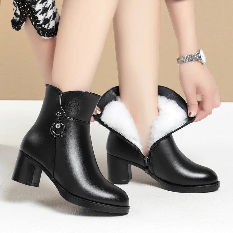 Damen-Winterstiefelette aus schwarzem Leder mit sichtbar hellem Wollfutter am Einstieg