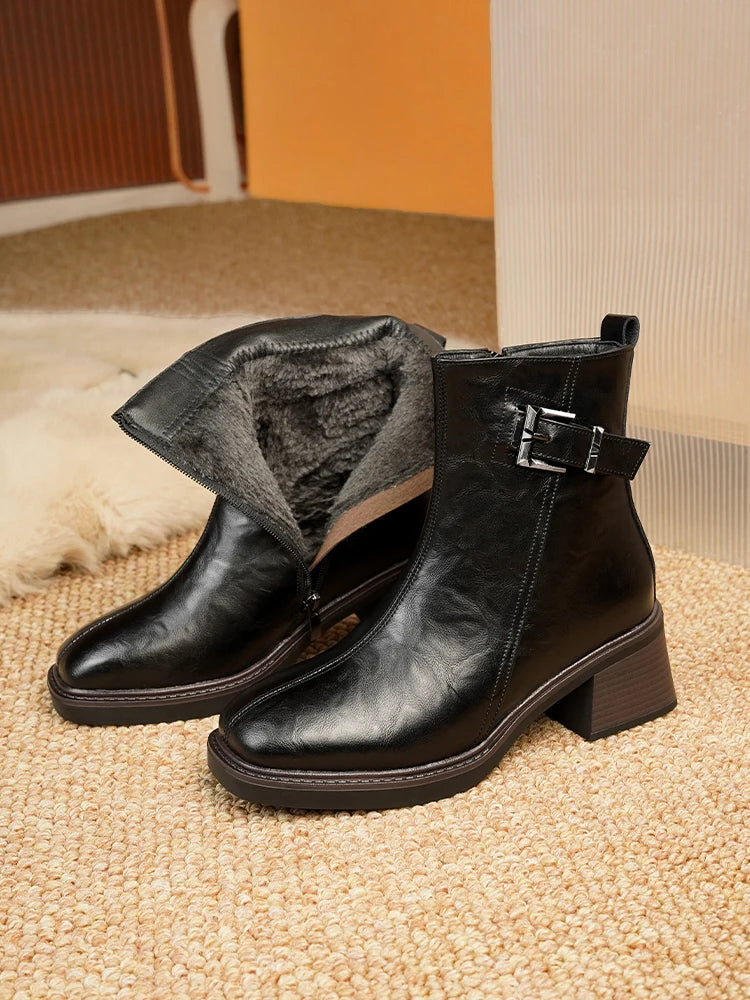 Schwarze Stiefeletten aus Leder mit quadratischer Kappe, breitem Absatz und Schnalle vorn