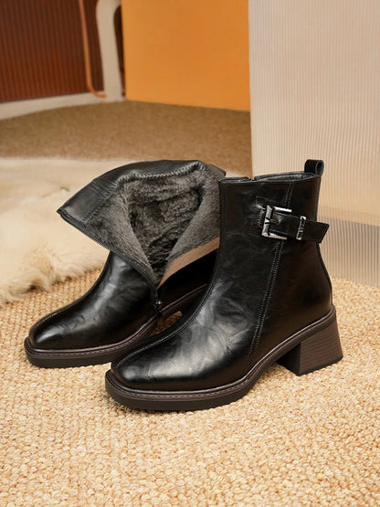 Schwarze Stiefeletten aus Leder mit quadratischer Kappe, breitem Absatz und Schnalle vorn
