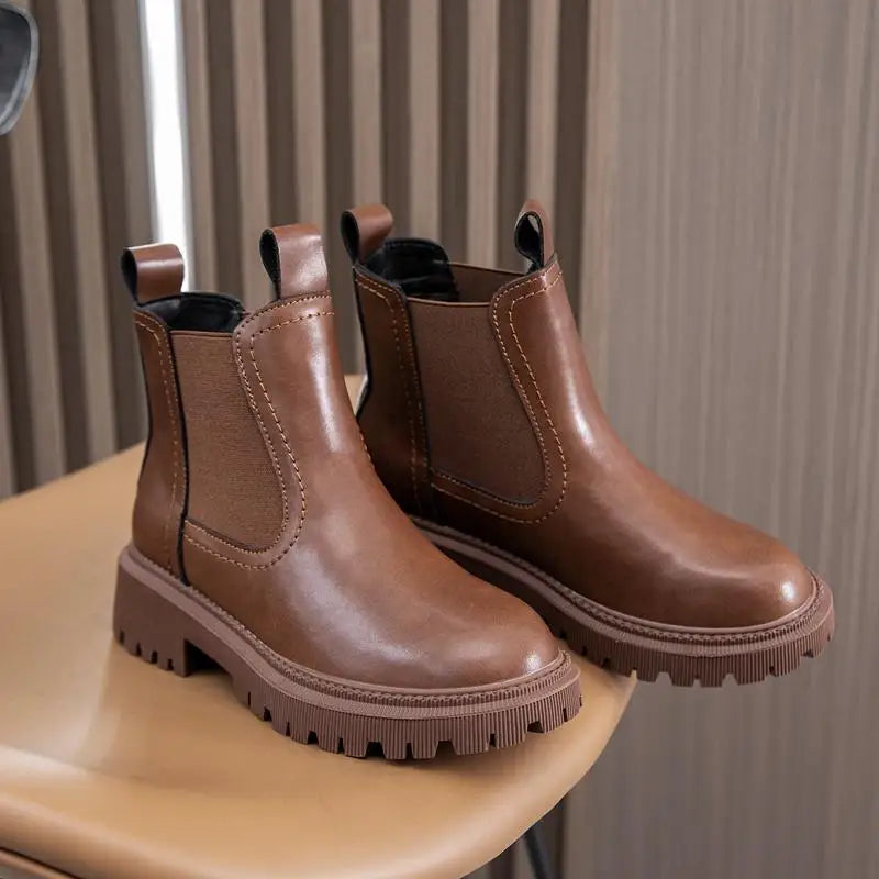 Braune Chelsea-Boots aus Leder im Paar, elastischer Einsatz und Profilsohle