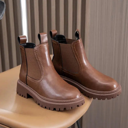 Braune Chelsea-Boots aus Leder im Paar, elastischer Einsatz und Profilsohle