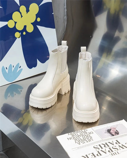 Weiße Chelsea-Stiefeletten mit dicker Profilsohle und kurzem Absatz, gepolsterter Schaft mit Gummieinsatz.