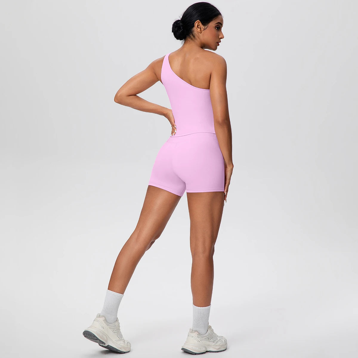 Yoga-Set mit einarmigem BH-Top und Shorts, hellrosa, Seitenansicht von hinten