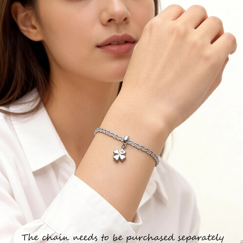 Armband mit Vierblatt-Klee Charm in silberfarbenem Metall