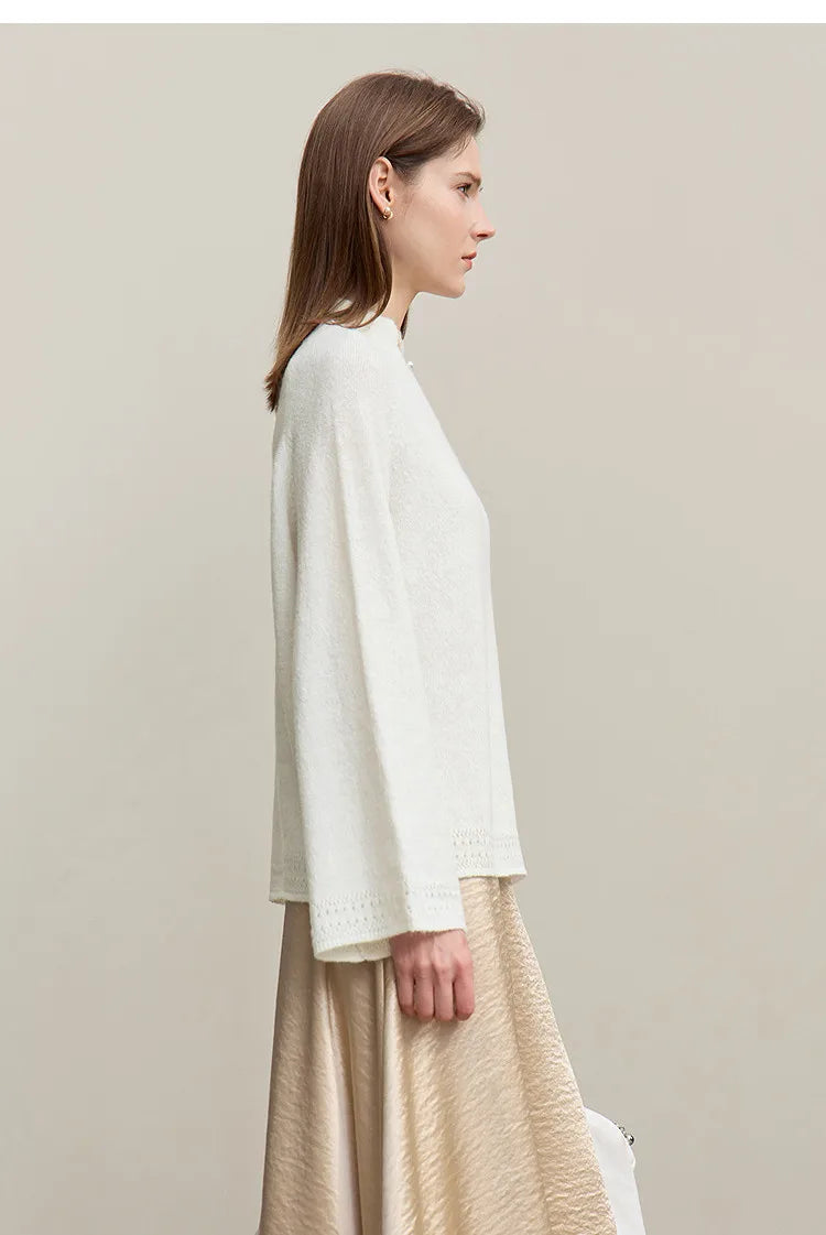 Wollstrickpullover cremefarben, Cut-out am Ausschnitt, seitliche Ansicht