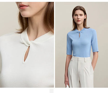 Hellblaues Strickshirt mit halbem Arm und Zieröffnung am Halsausschnitt