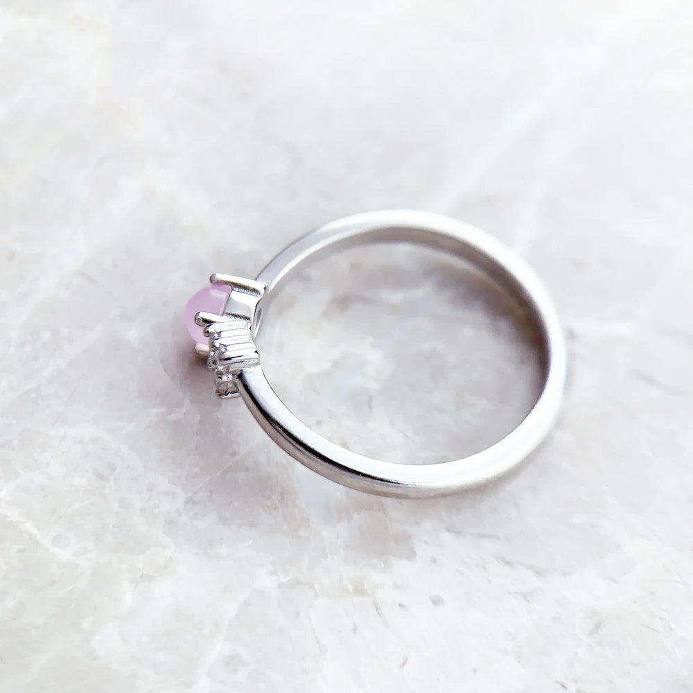 Ring mit rosafarbenem Stein: silberne Zargenfassung mit Zirkonia-Elementen