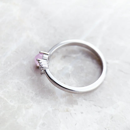 Ring mit rosafarbenem Stein: silberne Zargenfassung mit Zirkonia-Elementen