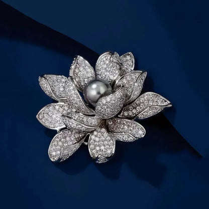 Brosche Blume Perle Emaille Kristall Tropföl Klassisch elegant Damen