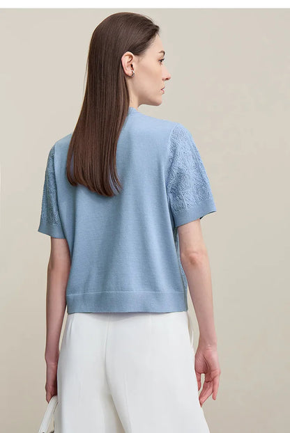 Damen-Strickpullover mit kurzen Ärmeln und Lochmuster, Stehkragen, hellblau (Rückansicht)
