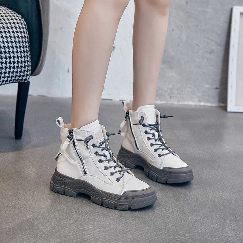 Weiße Ankle-Boots aus Lederoptik mit Schnürung, seitlichem Reißverschluss und dicker Sohle