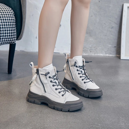 Weiße Ankle-Boots aus Lederoptik mit Schnürung, seitlichem Reißverschluss und dicker Sohle