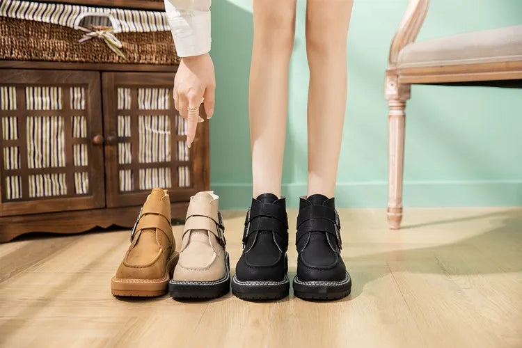 Damen-Kurzstiefeletten mit Schnallenriemen, beige und schwarz nebeneinander