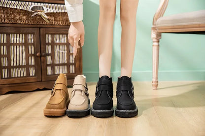 Damen-Kurzstiefeletten mit Schnallenriemen, beige und schwarz nebeneinander