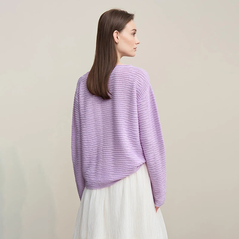 Fliederfarbener Strickpullover von hinten mit Rundhalsausschnitt und langen Ärmeln