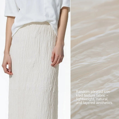 Leichter plissierter Damenrock: elastischer Bund und hellbeige Knitterstoff, detailnah