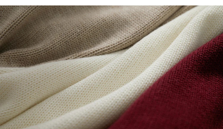 Strickstoff-Detail: beigefarbene Maschen mit weißem Rippbündchen