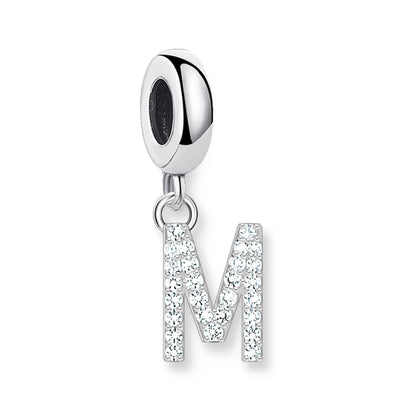 Buchstaben-Charm-Anhänger aus 925er Sterlingsilber mit Strassbuchstabe M und dunklem Stein oben.