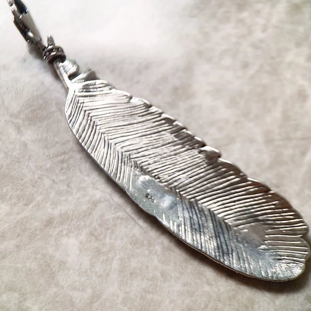 Rückseite/Detail des Feder-Anhängers aus 925 Sterling-Silber, gerilltes Muster