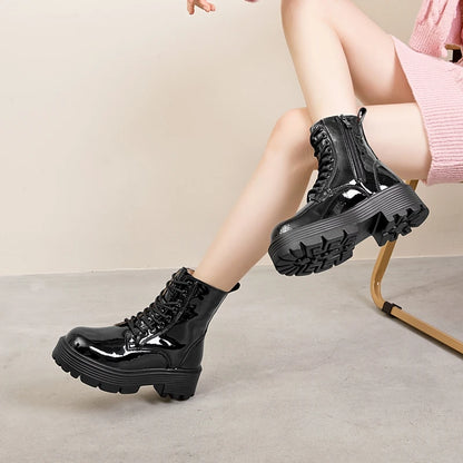 Knöchelstiefel mit Schnürsenkeln, schwarzem Lack-Optik-Finish und klobiger Profilsohle