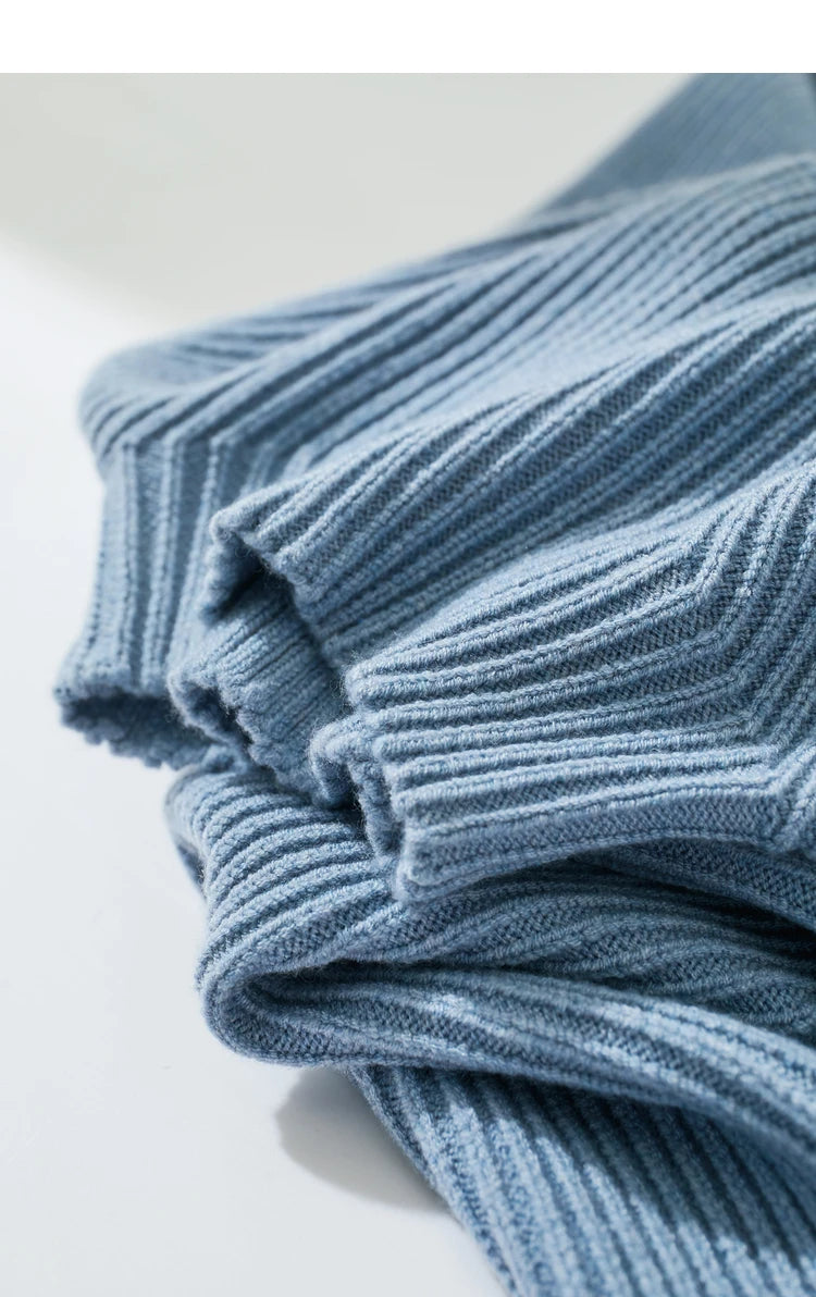 Damen-Wollpullover, hellblau gerippt am Ärmelbündchen und Schulterbereich