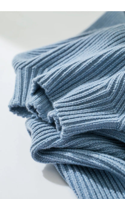 Damen-Wollpullover, hellblau gerippt am Ärmelbündchen und Schulterbereich