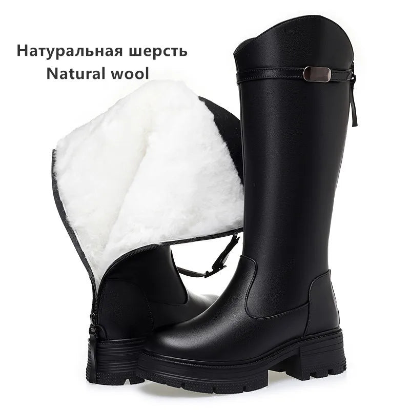 Schwarzer Damen-Snowboot mit weißem Wollfutter, Riemen-Schnalle und Profilsohle