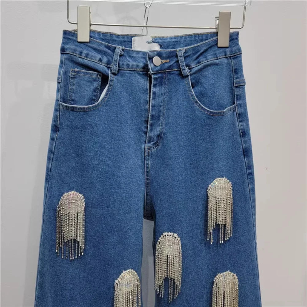 Zweiteiliges Damen-Set mit schulterfreiem Oberteil, langen Ärmeln und Schleifendetail sowie Patchwork-Rock mit Rüschen – elegant und modern.