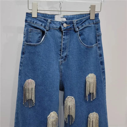 Zweiteiliges Damen-Set mit schulterfreiem Oberteil, langen Ärmeln und Schleifendetail sowie Patchwork-Rock mit Rüschen – elegant und modern.