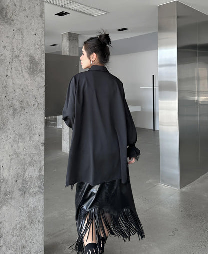 Elegantes Damen-Minikleid mit Rundhalsausschnitt, langen Ärmeln und Schnürung im Patchwork-Design – figurbetont und stilvoll.