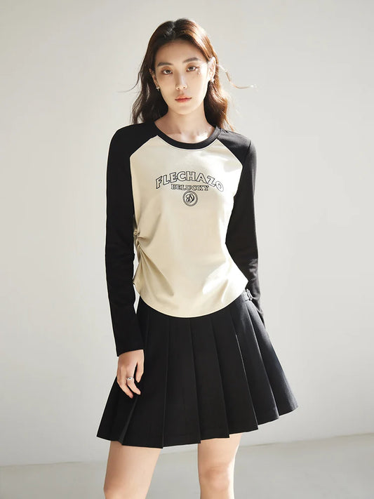 Zweiteiliges Damen-Set mit abnehmbarer Krawatte und Weste im Preppy-Stil – ideal für den Frühling in Marineblau und Khaki.