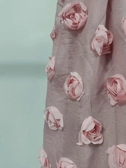 Elegantes Damen-Kleid mit Reverskragen, langen Ärmeln und doppelreihigem Patchwork-Design – figurbetont und stilvoll.