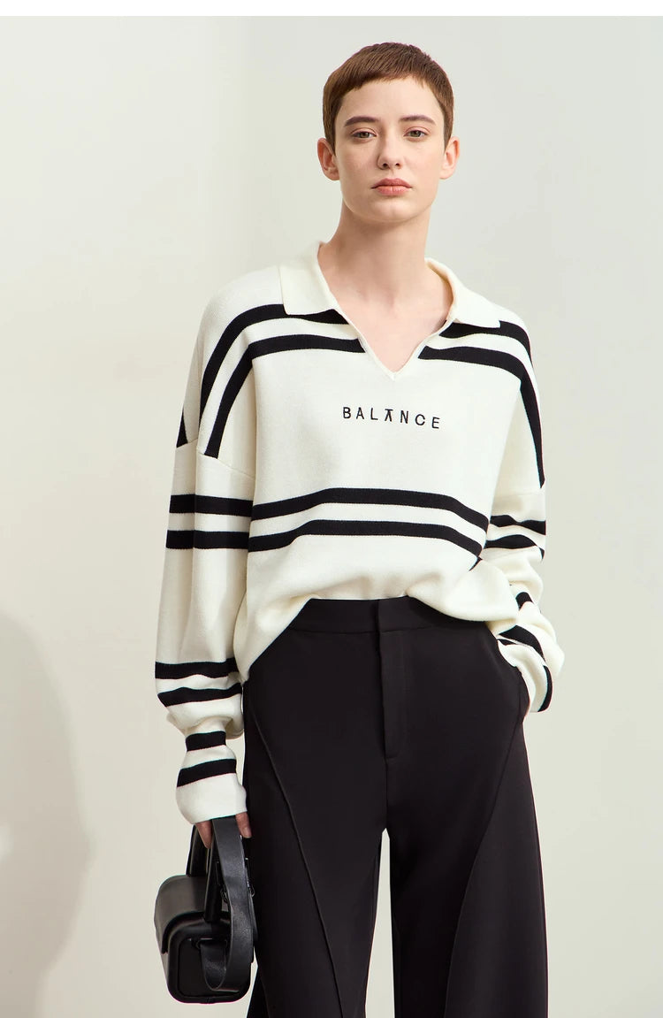 Gestreifter V-Pullover in Creme mit schwarzen Streifen, locker sitzend