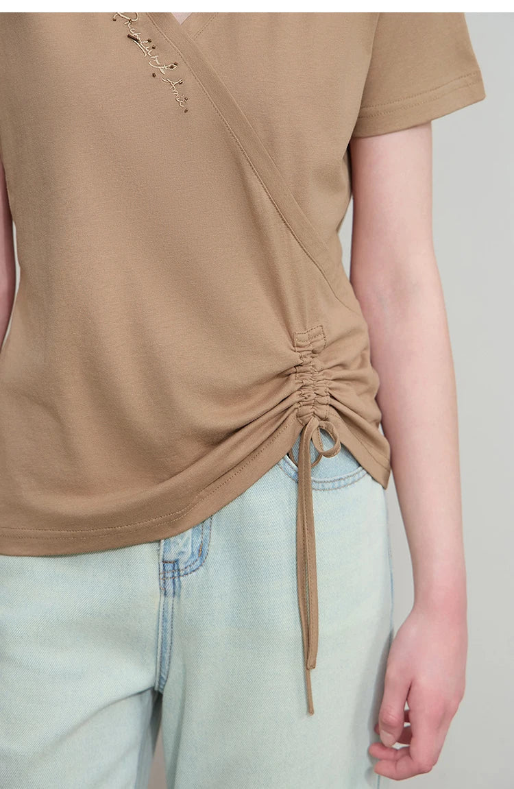 Damen T-Shirt im minimalistischem Stil mit V-Ausschnitt und Plissee-Details