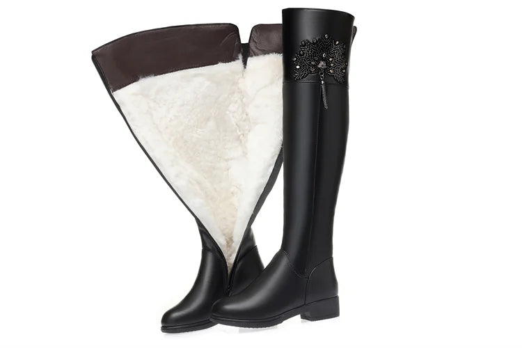 Overknee-Stiefel schwarz mit hellem Fellfutter am Schaft, Blick auf die Innenseite