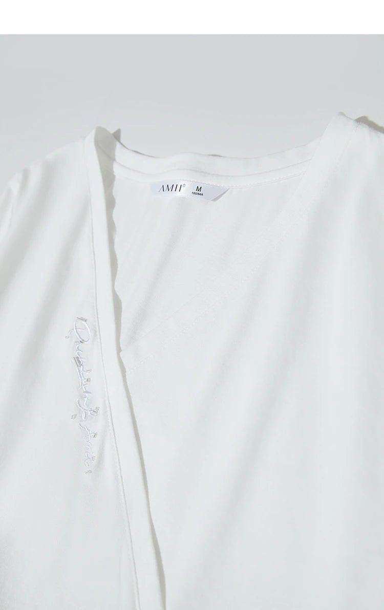 Damen T-Shirt im minimalistischem Stil mit V-Ausschnitt und Plissee-Details