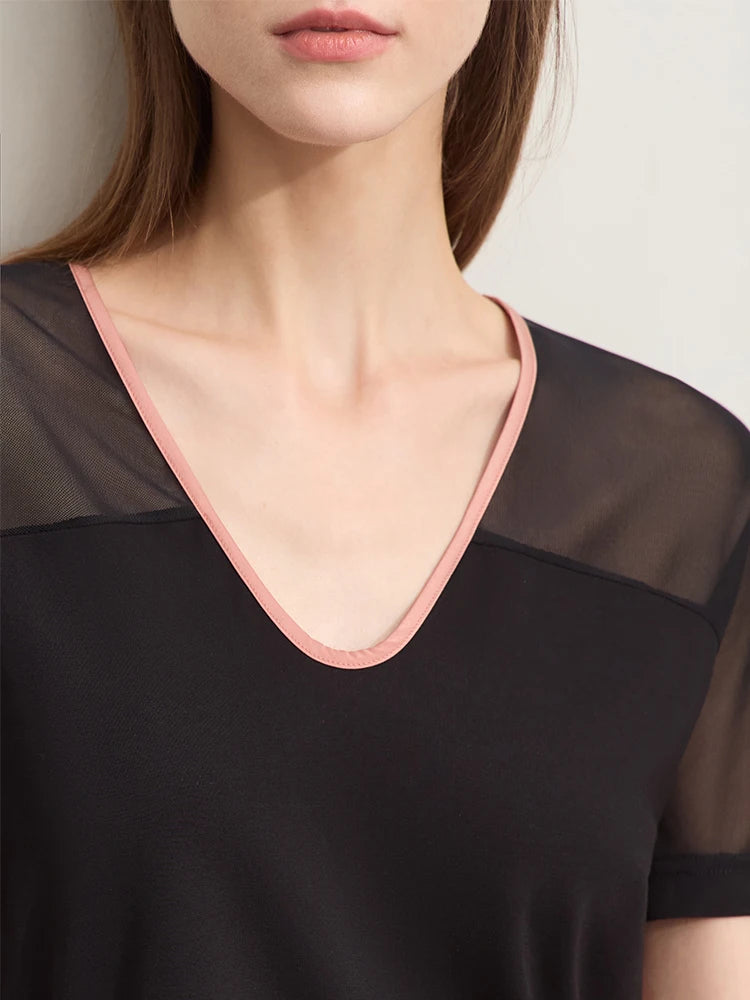 Damen T-Shirt im Minimalismus-Stil mit V-Ausschnitt und Kontrastnähten