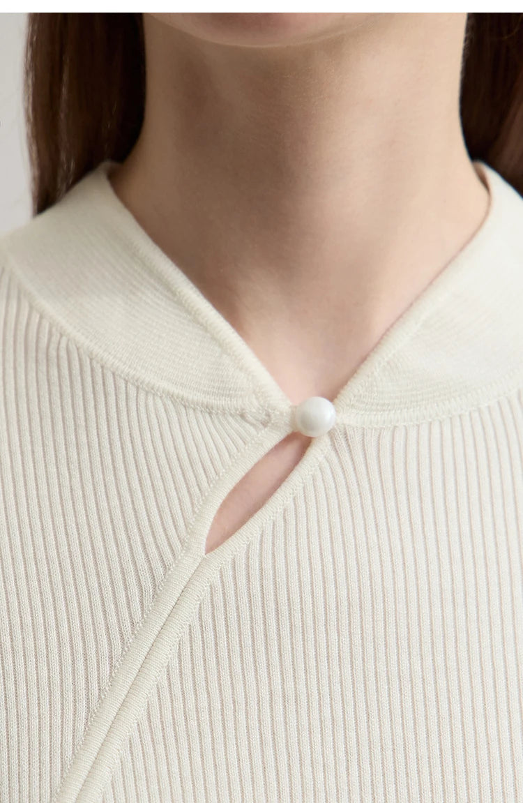 Damenpullover mit Cheongsam-Kragen in Creme, Knopfdetail am Ausschnitt