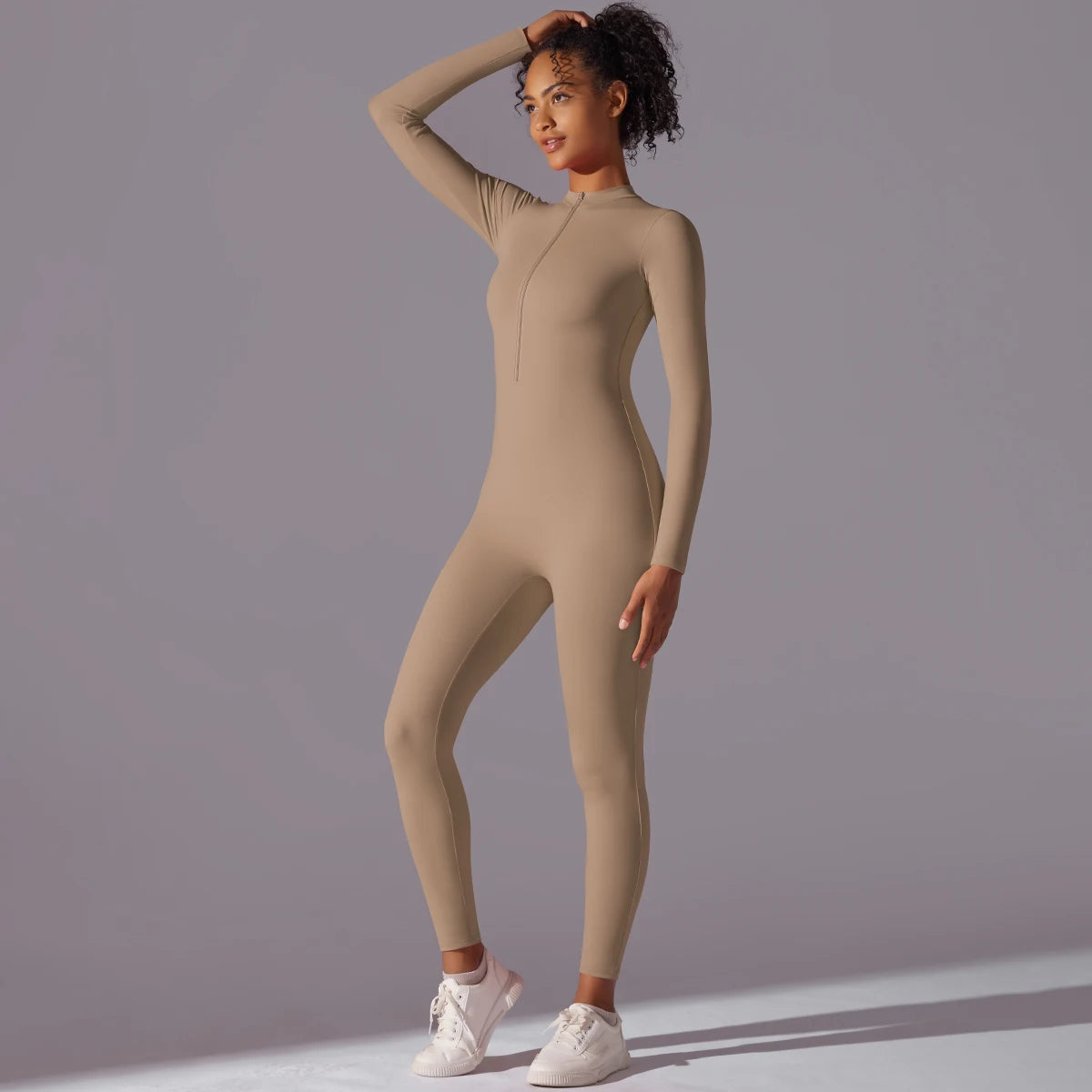 Sport-Overall Damen, lange Ärmel, beiger Ton, figurbetont, Frontreißverschluss