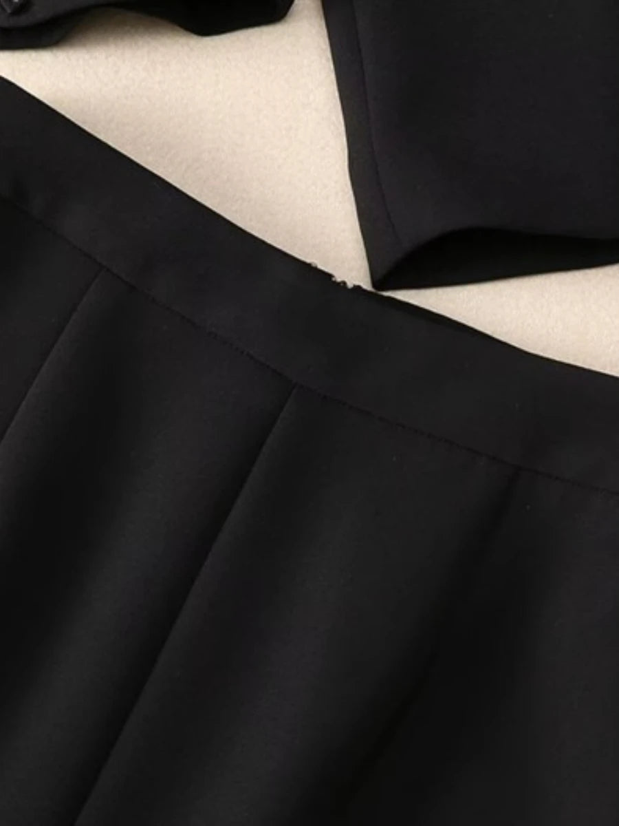 Lange Damenjacke mit Reverskragen und Reißverschluss im Patchwork-Design – ideal für einen minimalistischen, lässigen Look.
