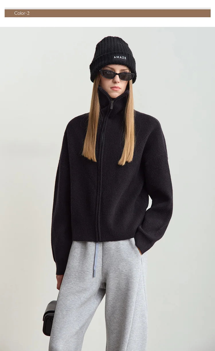 Schwarze Wollstrickjacke mit Reißverschluss und geripptem, hohem Kragen