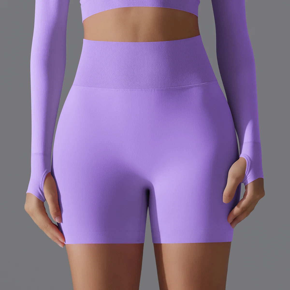 Lila Sportshorts für Damen mit breitem Bund und Scrunch-Effekt am Gesäß, eng