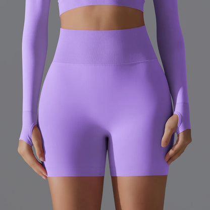 Lila Sportshorts für Damen mit breitem Bund und Scrunch-Effekt am Gesäß, eng