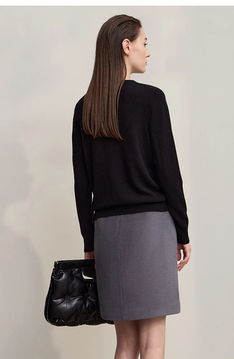 Schwarzer Kaschmirpullover mit Rundhalsausschnitt, lange Ärmel, seitlicher Blick
