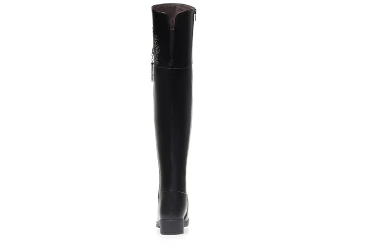 Schwarzer Overknee-Stiefel aus Leder-Optik mit hohem Schaft und flachem Absatz