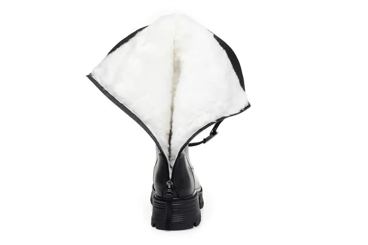 Schwarzer Damen-Snowboot mit geöffnetem Schaft und weißem Wärmefutter