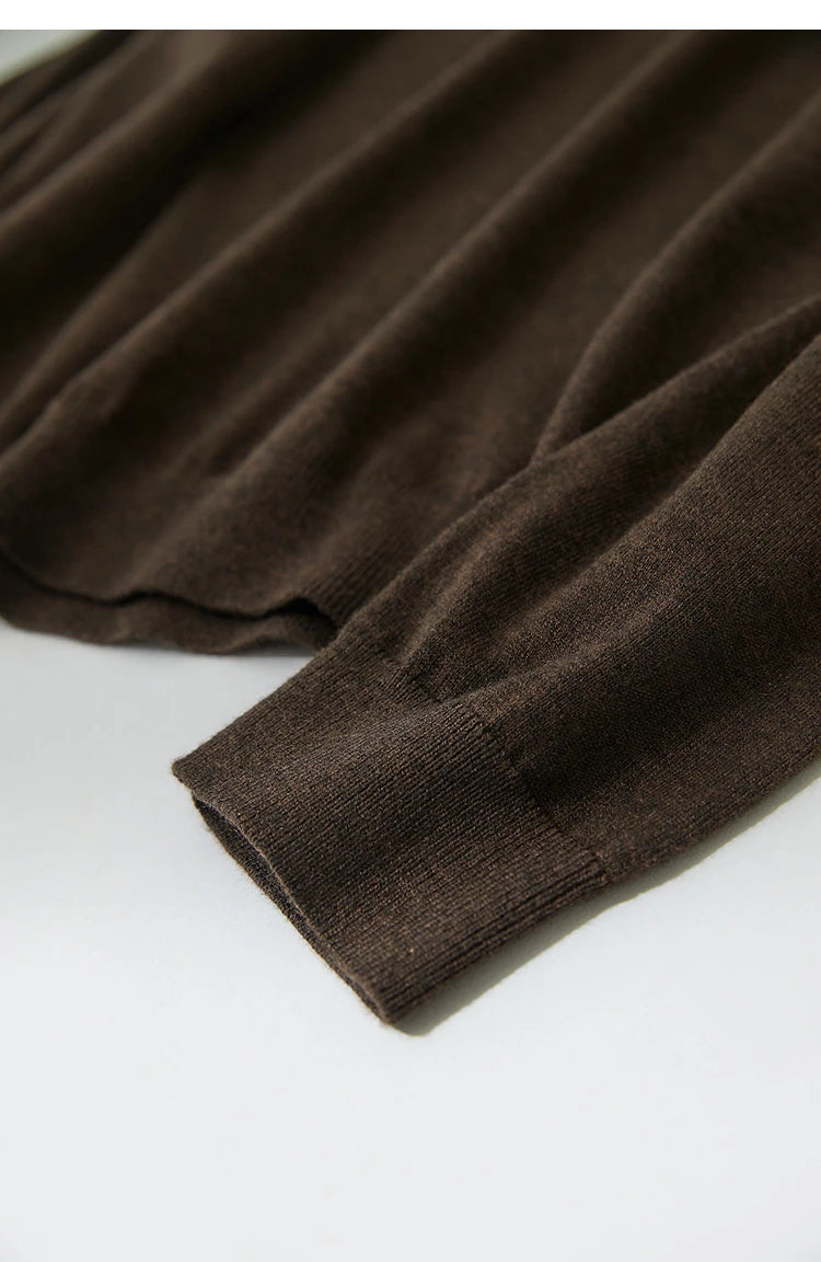 Dunkelbraunes Langarm-T-Shirt mit Rundhalsausschnitt und geradem Schnitt