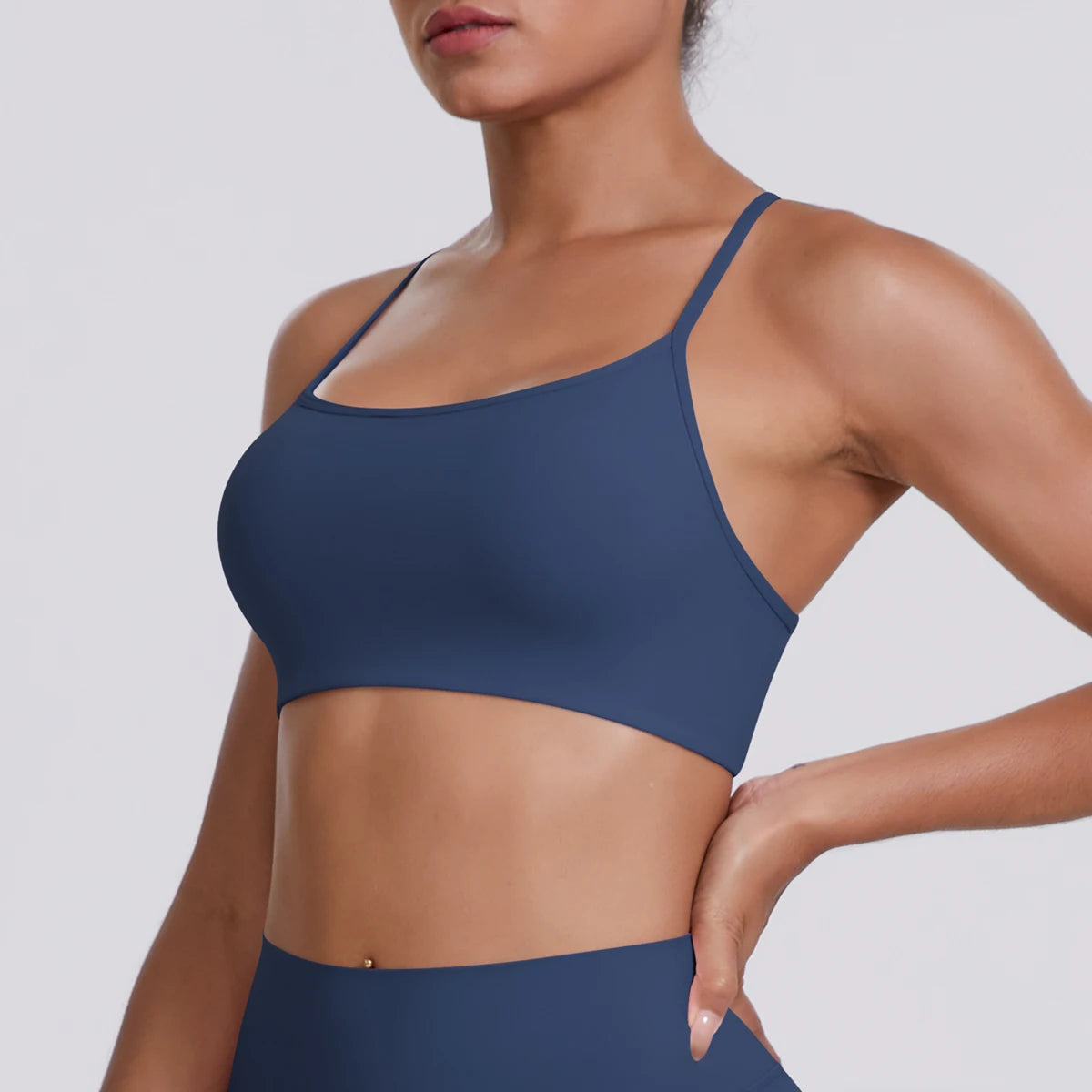 Navyfarbenes Sport-Crop-Top mit schmalen Trägern, cropped Länge, seitliche Ansicht