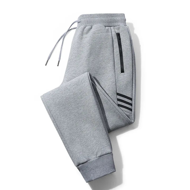 Lässiger Herren-Jumpsuit mit Kapuze und sportlichem Design – ideal für Freizeit und Sport.